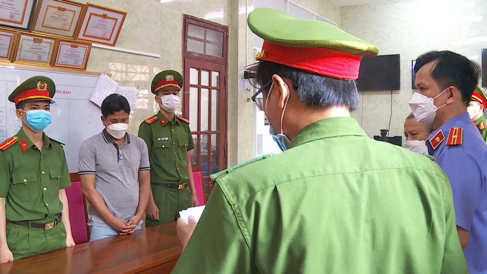 Lực lượng chức năng đọc quyết định khởi tố