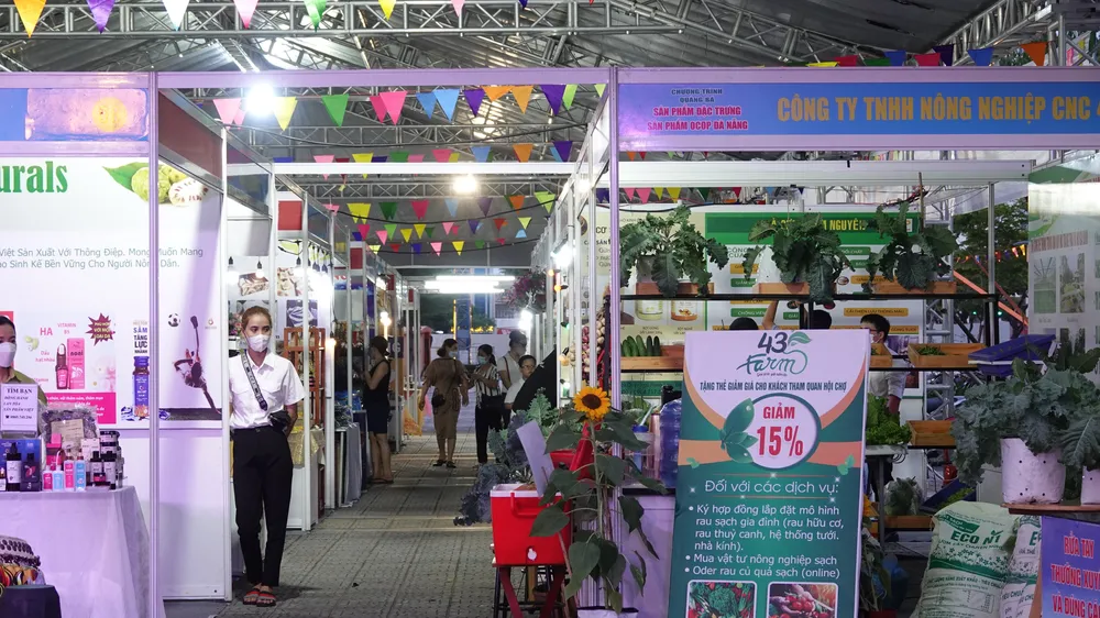 Hoạt động diễn ra tại công viên bờ Đông cầu Rồng (đường Trần Hưng Đạo, quận Sơn Trà), bên cạnh chợ đêm Sơn Trà- nơi khá nhiều người dân và du khách tham quan