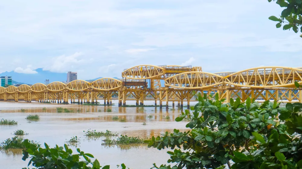 Cầu Nguyễn Văn Trỗi (TP Đà Nẵng) nâng 1 nhịp để tàu thuyền lưu thông ra vào tránh bão số 5 trên sông Hàn vào tháng 9-2020