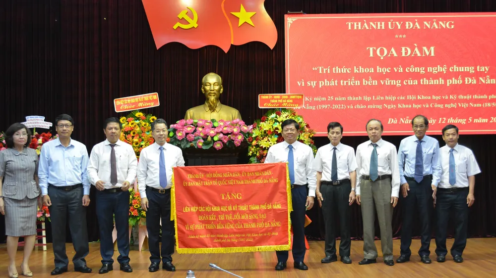 Lãnh đạo TP Đà Nẵng trao bức trướng của Thành ủy, HĐND, UBND, Ủy ban MTTQ Việt Nam TP Đà Nẵng cho Liên hiệp các Hội Khoa học - Kỹ thuật TP 