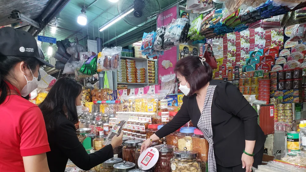 Chỉ với thao tác quét mã VietQR đơn giản, người đi chợ dễ dàng thanh toán khi mua hàng tại chợ