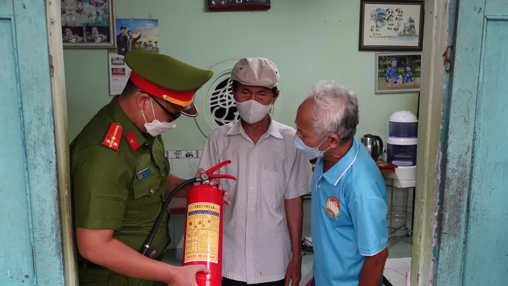 Công an phường Hải Châu 2 kiểm tra, hướng dẫn người dân sử dụng bình chữa cháy