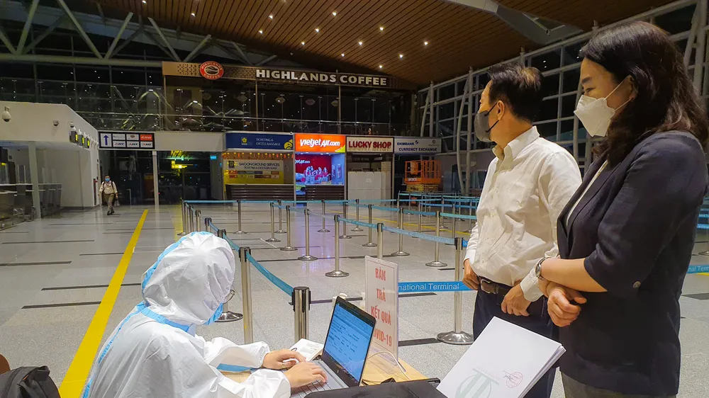 Du khách Hàn Quốc đăng ký test nhanh tại Sân bay quốc tế Đà Nẵng