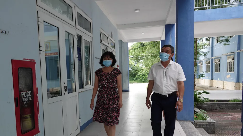 Ông Mai Tấn Linh, Phó Giám đốc sở GD-ĐT TP Đà Nẵng kiểm tra công tác chuẩn bị tại trường THCS Nguyễn Văn Linh