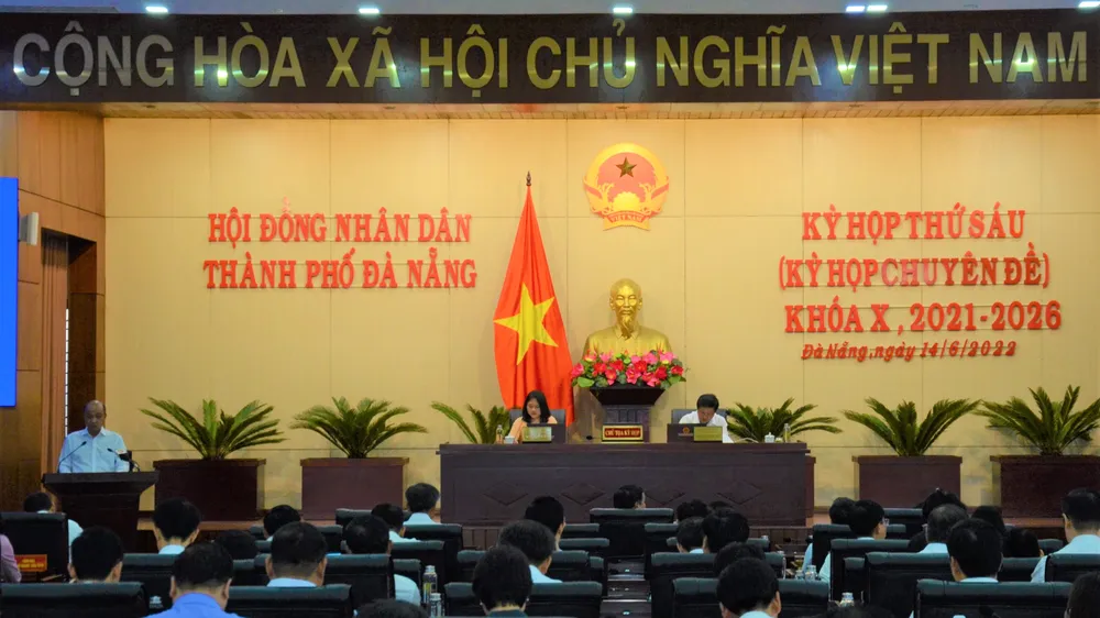 Ông Lê Quang Nam, Phó chủ tịch UBND TP Đà Nẵng đọc tờ trình tại kỳ họp