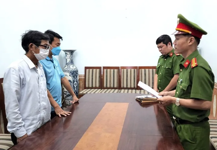 Cơ quan Cảnh sát điều tra Công an quận Cẩm Lệ công bố quyết định khởi tố 2 bị can