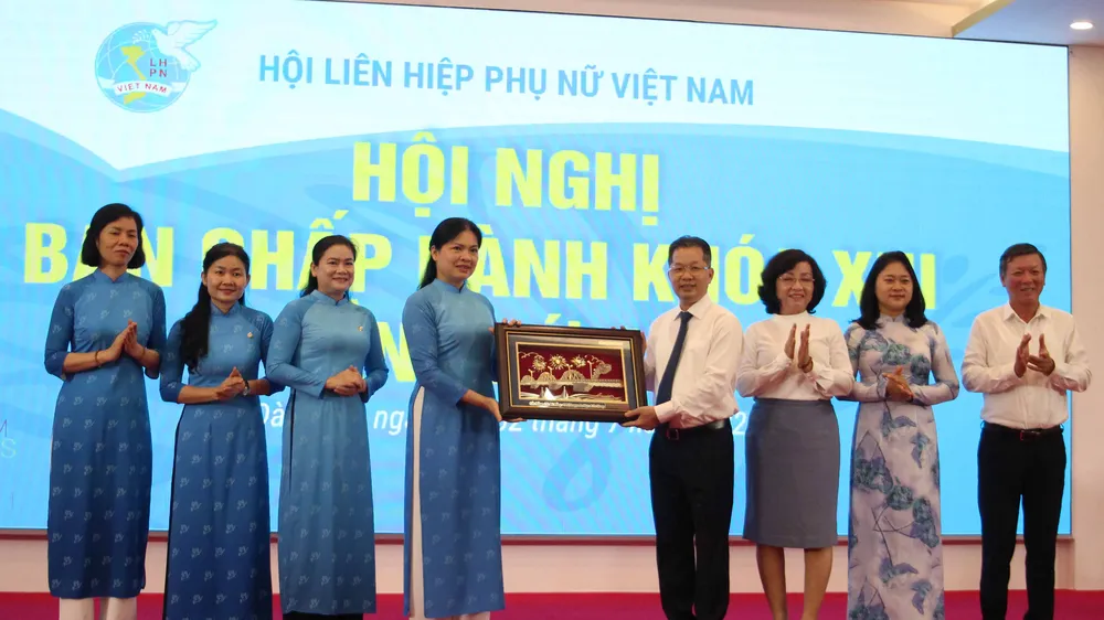 Bí thư Thành ủy Nguyễn Văn Quảng tặng quà lưu niệm cho đại diện lãnh đạo Hội LHPN Việt Nam