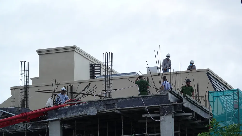 Cần bơm bê tông rơi xuống trúng 04 công nhân đang thi công tại tầng 4 công trình