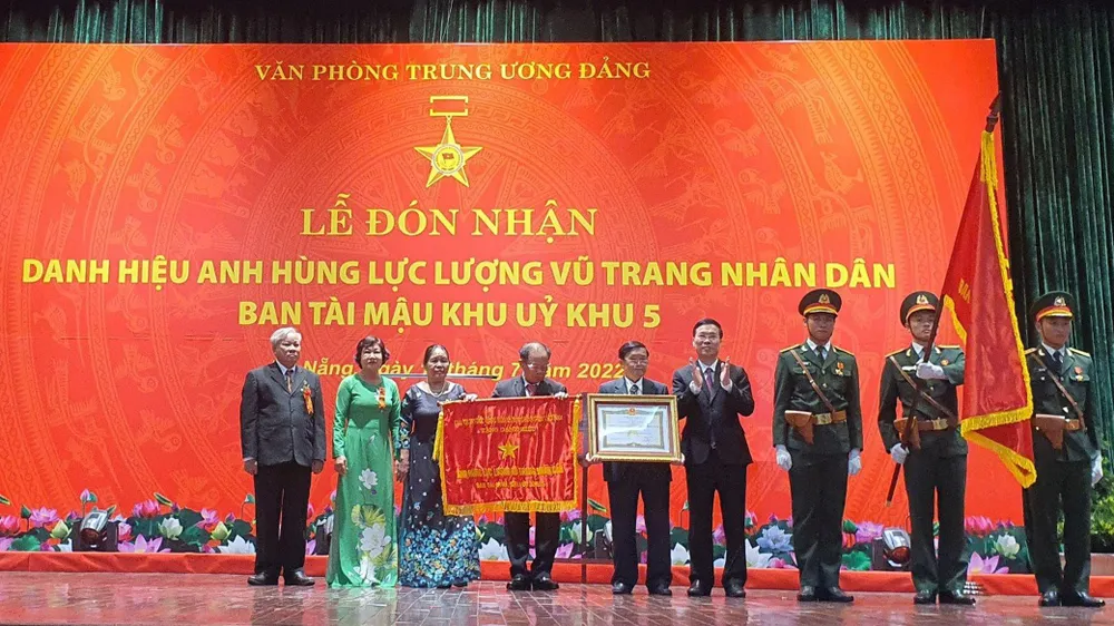 Trao danh hiệu Anh hùng LLVT nhân dân cho Ban Tài mậu Khu ủy Khu 5 (1960-1975)