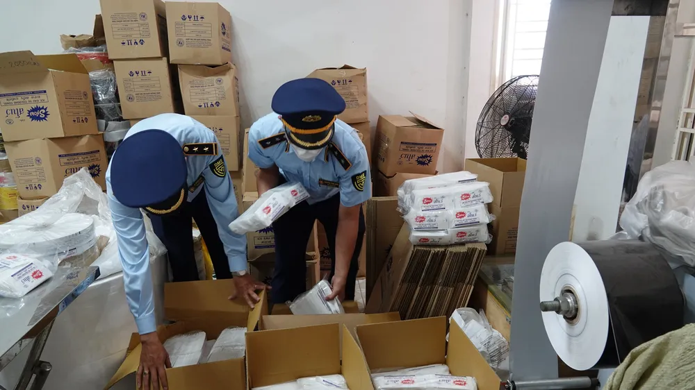 Đội Quản lý thị trường số 5 tiến hành niêm phong và tạm giữ hàng hóa có dấu hiệu vi phạm