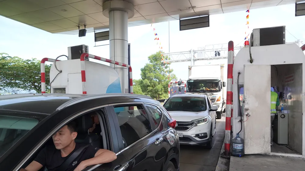 Ngày đầu thu phí không dừng trên đường cao tốc Đà Nẵng - Quảng Ngãi: Lỗi hệ thống, ùn tắc cục bộ