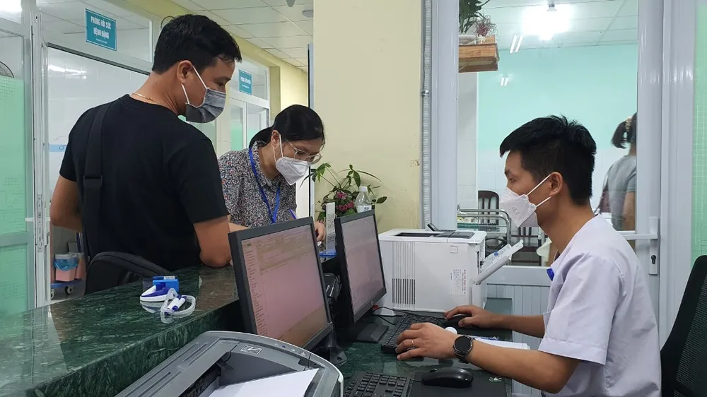 Tổ điều tra của Ban Quản lý An toàn thực phẩm có mặt tại Bệnh viện 199 lấy thông tin từ bệnh nhân, du khách