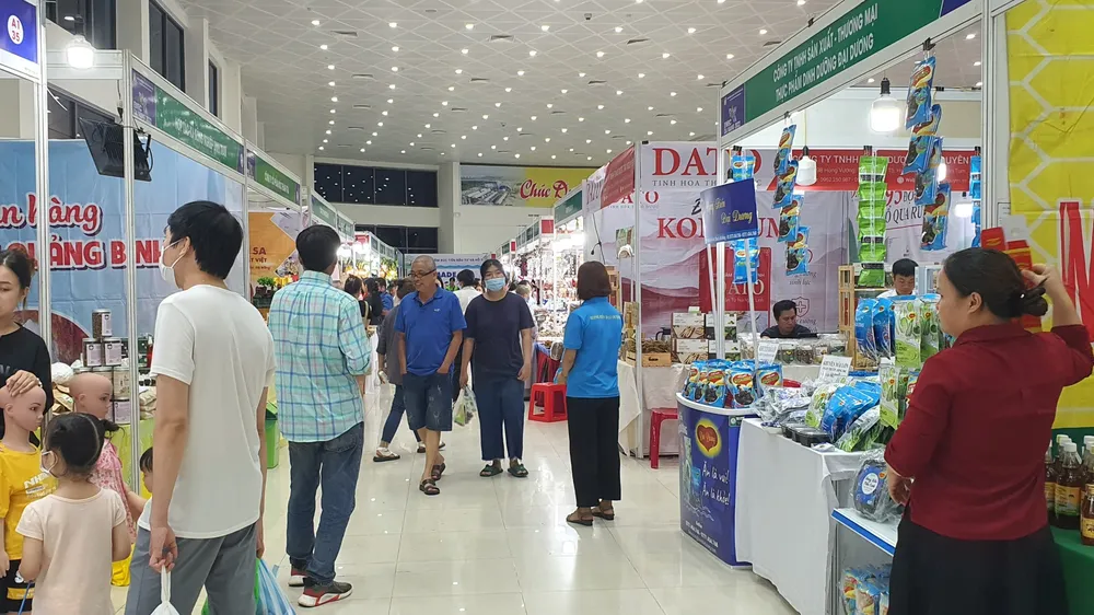 Hơn 400 gian hàng tại hội chợ