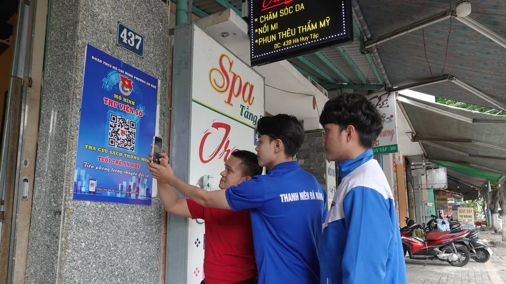 Chỉ cần quét mã QR, bất cứ ai cũng có thể lựa chọn và đọc đầu sách ưa thích trên thư viện ảo 