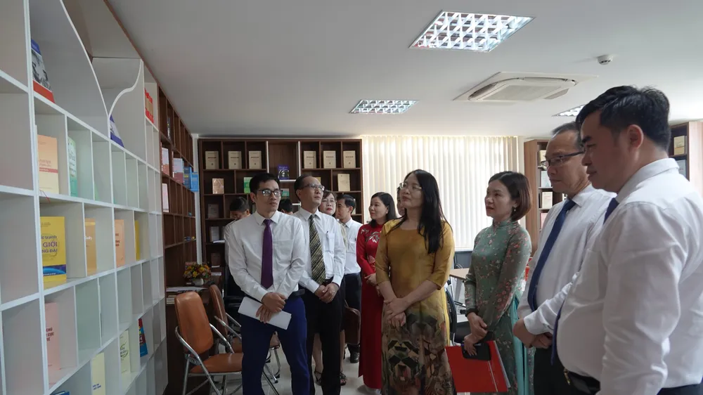 Các đại biểu tham quan những ấn phẩm tiêu biểu