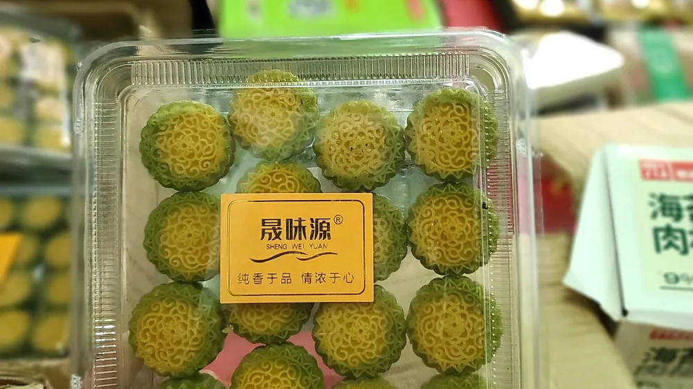 Hơn 4500 sản phẩm là bánh trung thu, kẹo các loại xuất xứ nước ngoài nhưng không có nguồn gốc