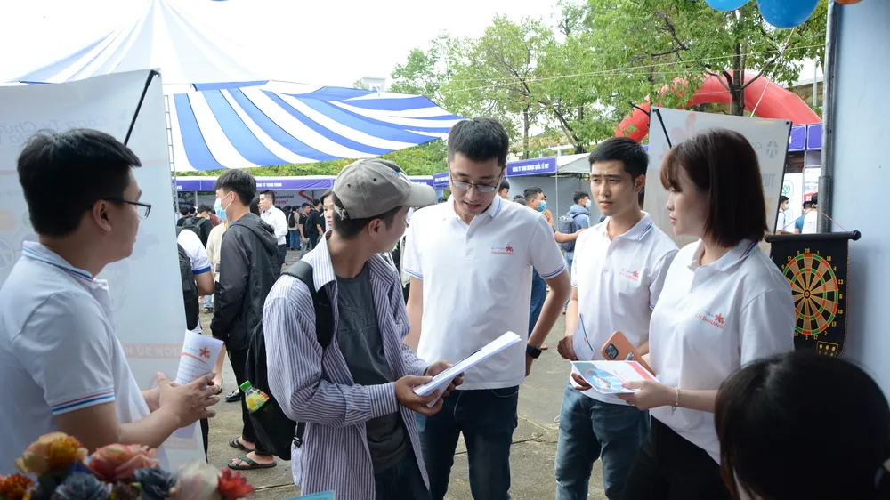 Người lao động tìm kiếm thông tin tuyển dụng