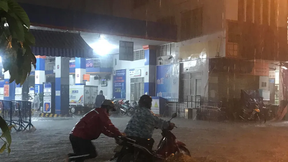 Một chiếc xe bị chết máy trên đường Quang Trung (quận Hải Châu, TP Đà Nẵng)