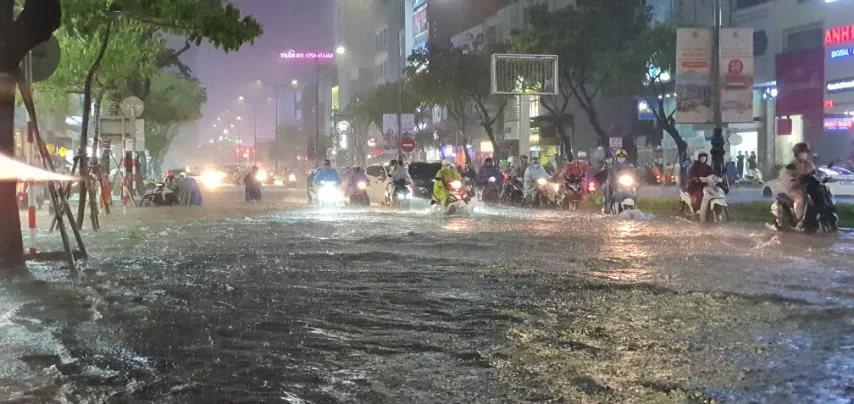 Mưa ngập trên đường phố Nguyễn Văn Linh