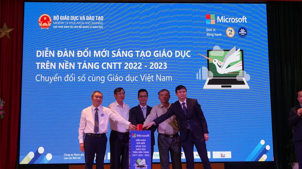 Các đại biểu ấn nút phát động chương trinh