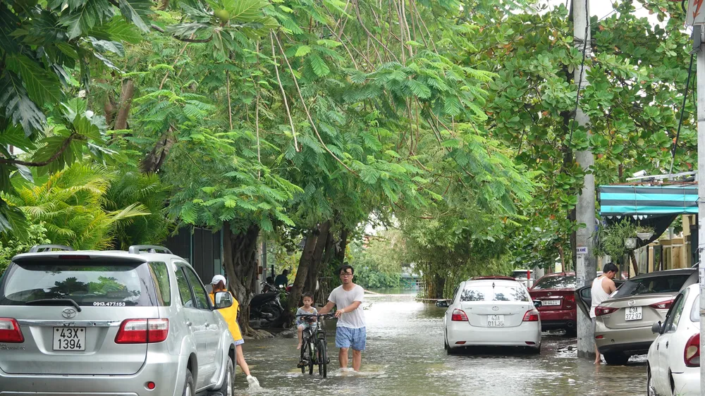 Ngập lụt tại quận Thanh Khê (TP Đà Nẵng) sau mưa lũ ngày 14-10