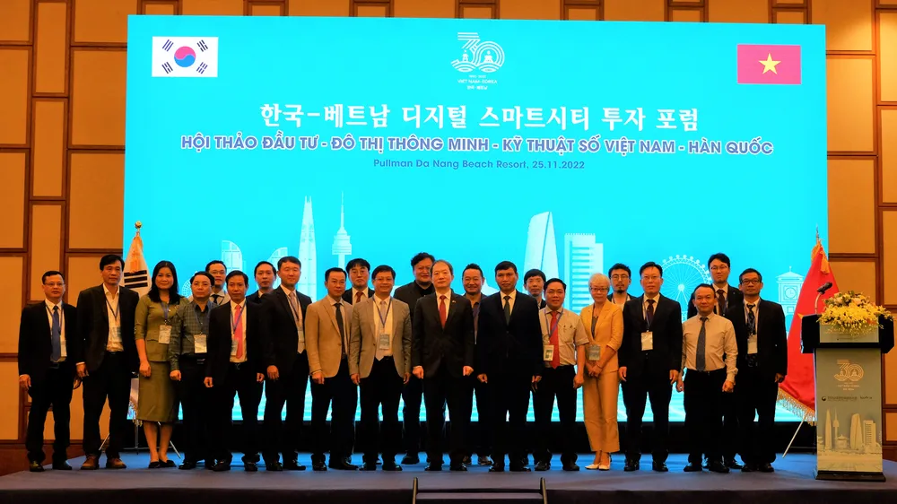 Các đại biểu chụp ảnh lưu niệm trong khuôn khổ hội thảo đầu tư đô thị thông minh-kỹ thuật số Việt Nam – Hàn Quốc