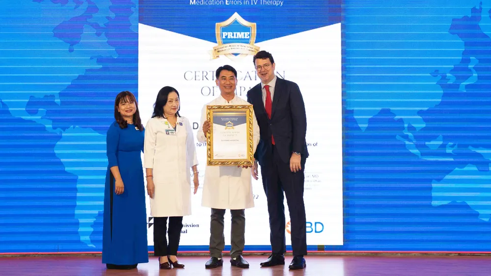 Trao quyết định và giấy chứng nhận cho Bệnh viện Đà Nẵng