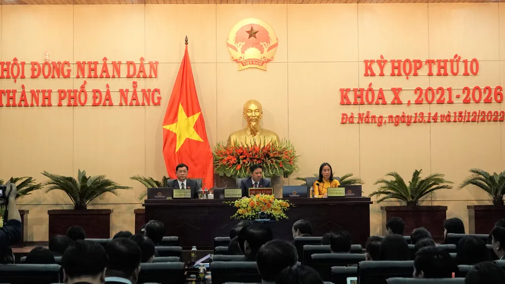 Ông Lương Nguyễn Minh Triết, Chủ tịch HĐND TP Đà Nẵng (giữa) và ông Trần Phước Sơn, bà Nguyễn Thị Anh Thi cùng là Phó Chủ tịch HĐND TP Đà Nẵng chủ trì kỳ họp