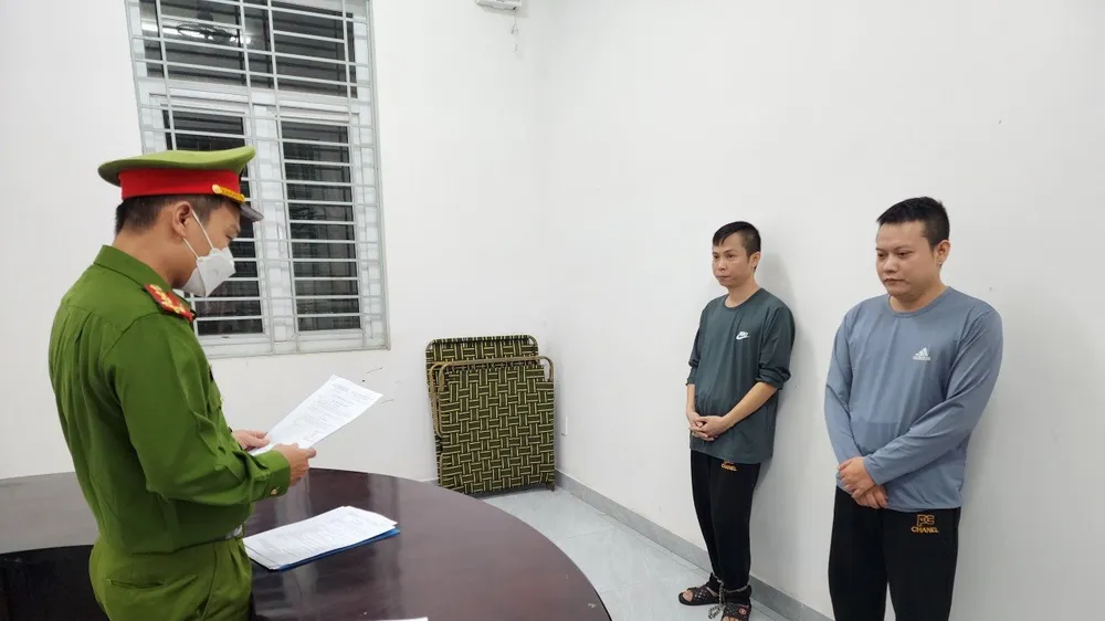 Công an quận Hải Châu (TP Đà Nẵng) thực hiện lệnh tạm giam đối với Long và Tùng