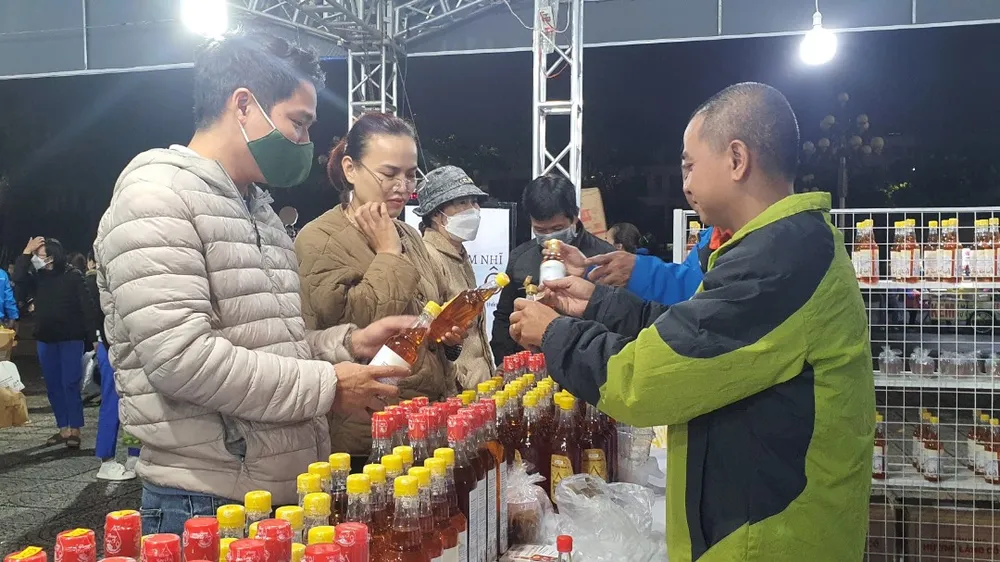 Chợ Tết Công đoàn tại Đà Nẵng thu hút hơn 2.000 đoàn viên, người lao động tìm đến mua sắm. Ảnh: XUÂN QUỲNH