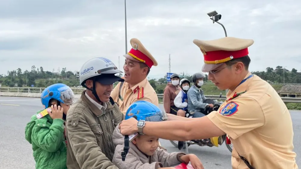 Lực lượng CSGT tặng nón bảo hiểm cho trẻ em