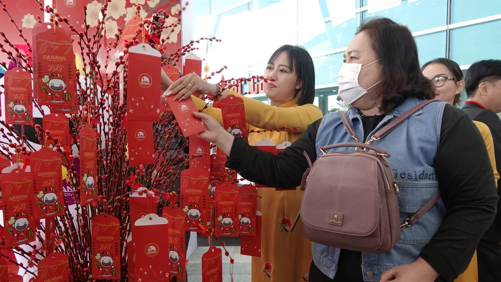 Du khách tham gia chương trình hái lộc đầu xuân