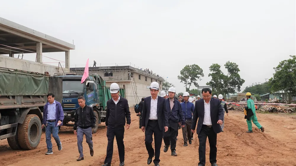 Ông Lê Trung Chinh, Chủ tịch UBND TP Đà Nẵng đi khảo sát tiến độ dự án xây dựng Trạm xử lý nước thải Hoà Xuân (quận Cẩm Lệ). Ảnh: XUÂN QUỲNH