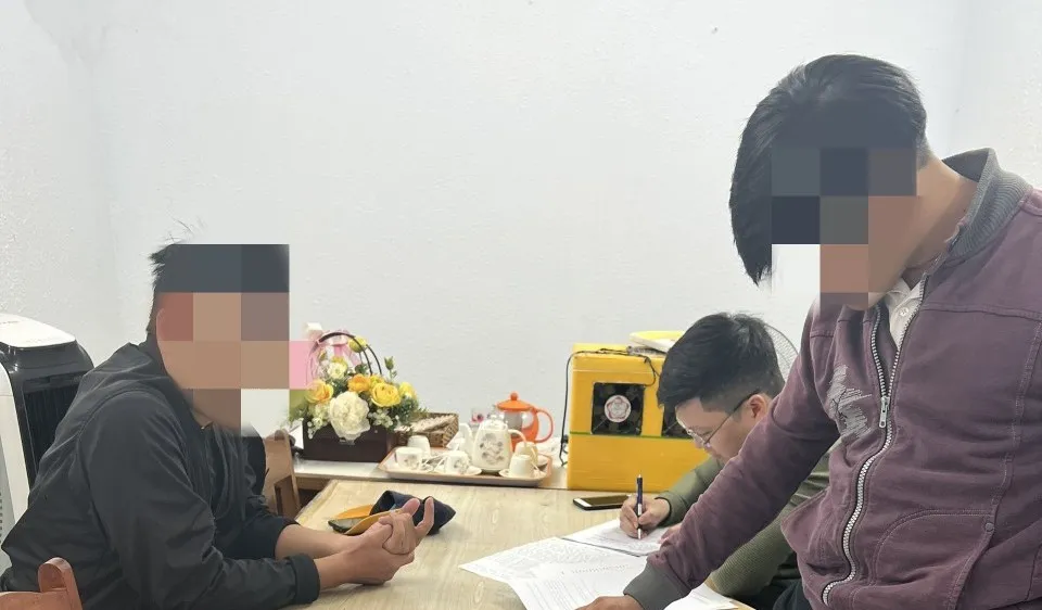 Cơ quan công an làm việc với N.C.H.. Ảnh: CAĐN