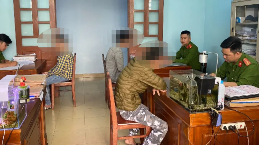 Ba thanh niên hành hung nữ nhân viên gac chắn đường sắt làm việc tại cơ quan công an