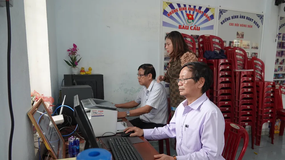 Các thành viên Tổ Công nghệ số cộng đồng thôn Bàu Cầu. Ảnh: XUÂN QUỲNH