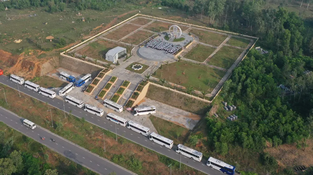 Một đoàn xe du lịch đến tham quan Công viên văn hóa khu chiến tích Gò Hà 
