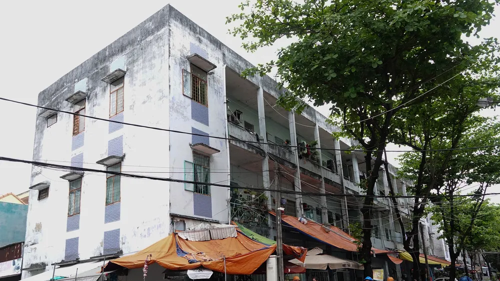 Khu chung cư Thuận Phước xuống cấp đã nhiều năm. Ảnh: XUÂN QUỲNH