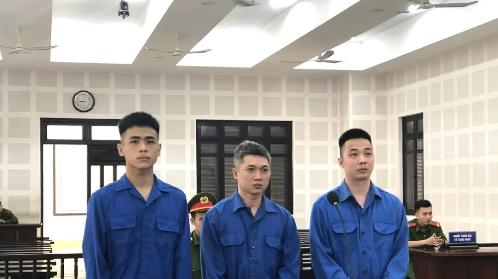 Phiên tòa được xét xử bằng hình thức trực tuyến với điểm cầu trung tâm tại TAND TP Đà Nẵng và điểm cầu thành phần tại Trại tạm giam Công an TP Đà Nẵng