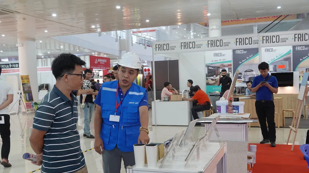 Người dân đến tìm hiểu, tham quan sản phẩm tại Triển lãm. Ảnh: XUÂN QUỲNH