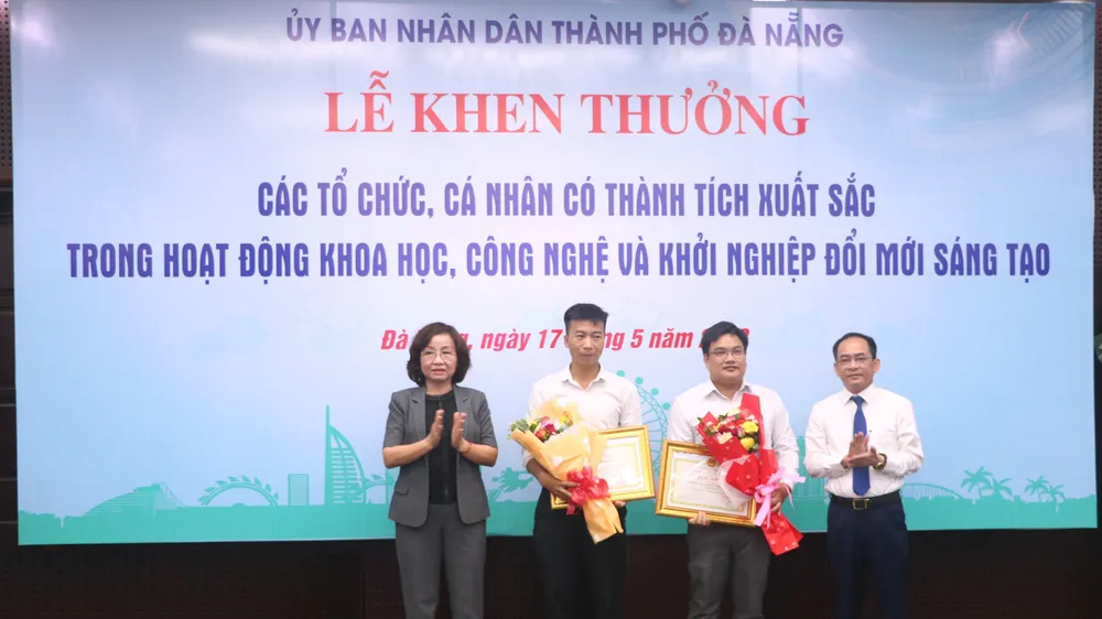 Nhóm tác giả của 1 giải pháp hữu ích được Cục Sở hữu trí tuệ cấp văn bằng bảo hộ. Ảnh: XUÂN QUỲNH