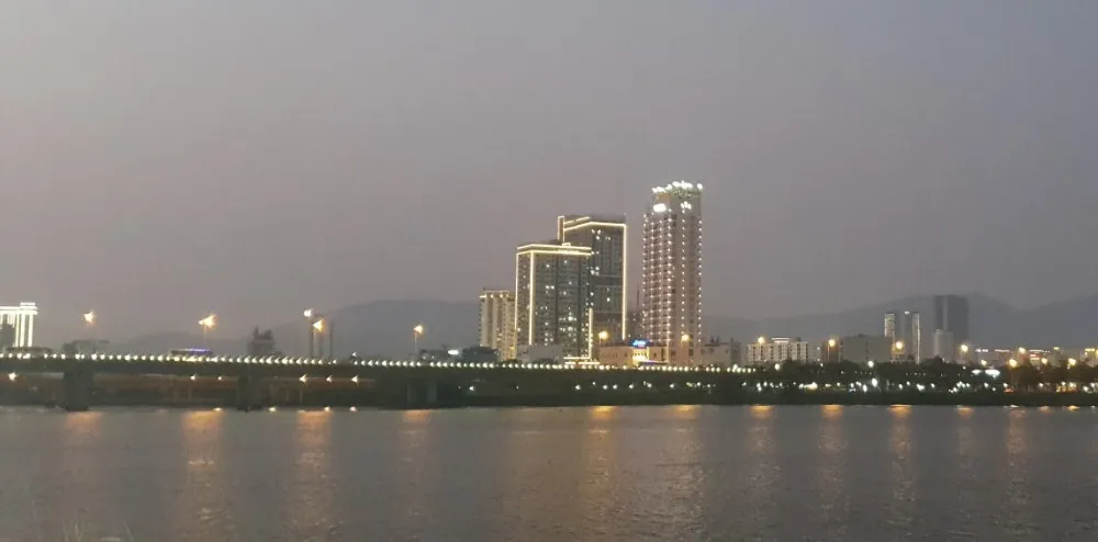 Toàn cảnh TP Đà Nẵng vào buổi tối. Ảnh: XUÂN QUỲNH