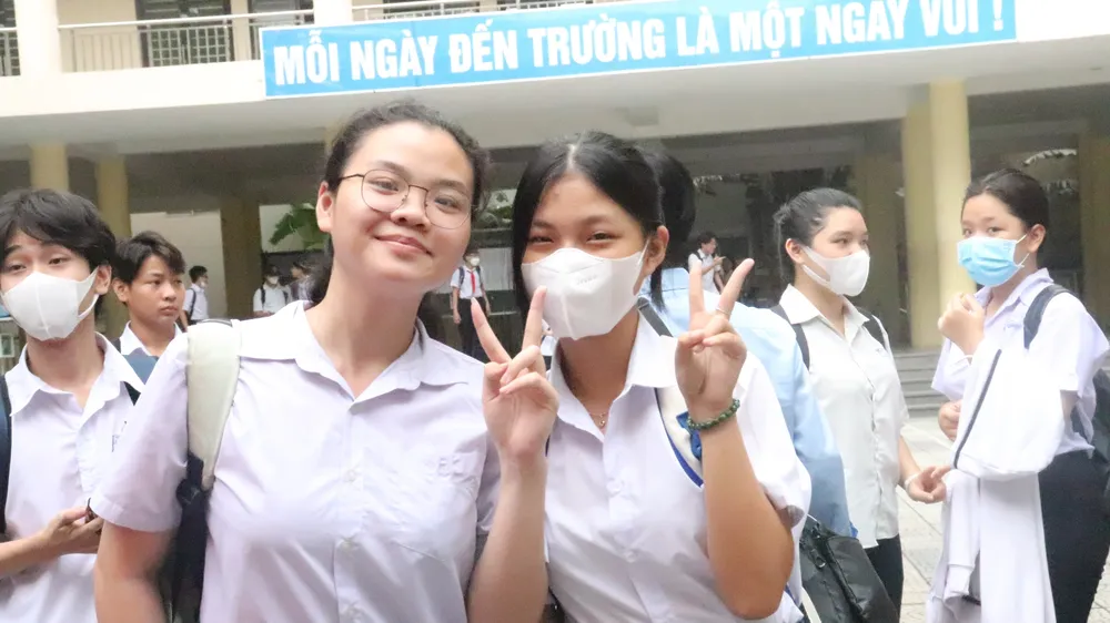 Nhiều học sinh bước ra phòng thi với tâm trạng thoải mái vì đề thi không quá khó. Ảnh: XUÂN QUỲNH