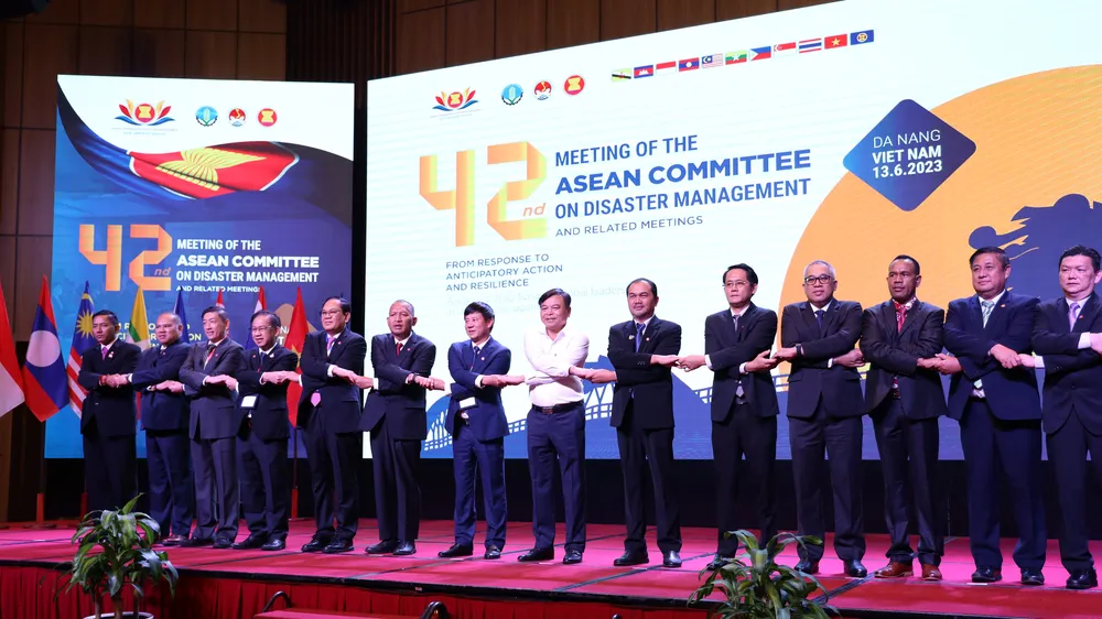 Các đại biểu trong phiên khai mạc Hội nghị thường niên lần thứ 42 của Ủy ban ASEAN về quản lý thiên tai. Ảnh: XUÂN QUỲNH