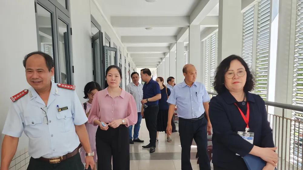 Đoàn công tác khảo sát điểm Trường THPT Phan Châu Trinh (quận Hải Châu, TP Đà Nẵng). Ảnh: XUÂN QUỲNH