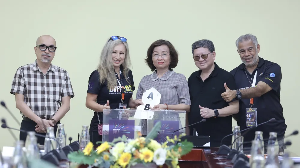 Tại buổi công bố, bà Ngô Thị Kim Yến, Phó Chủ tịch UBND TP Đà Nẵng, Trưởng ban giám khảo DIFF 2023 đã thực hiện bốc thăm thứ tự bắn cho 2 đội trong đêm chung kết diễn ra tối 8-7