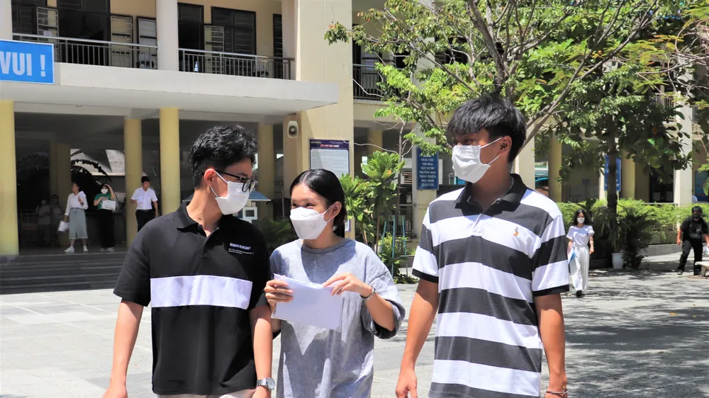 Sau buổi thi văn, thí sinh dự thi tốt nghiệp THPT ở Đà Nẵng không được mang nước trong suốt, dù đã bóc nhãn vào phòng thi. Ảnh: XUÂN QUỲNH