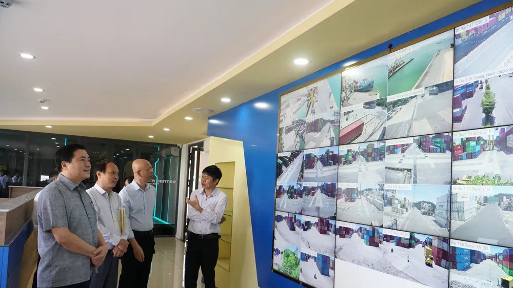 Quản lý, theo dõi việc vận chuyển, hàng hóa qua camera. Ảnh: XUÂN QUỲNH