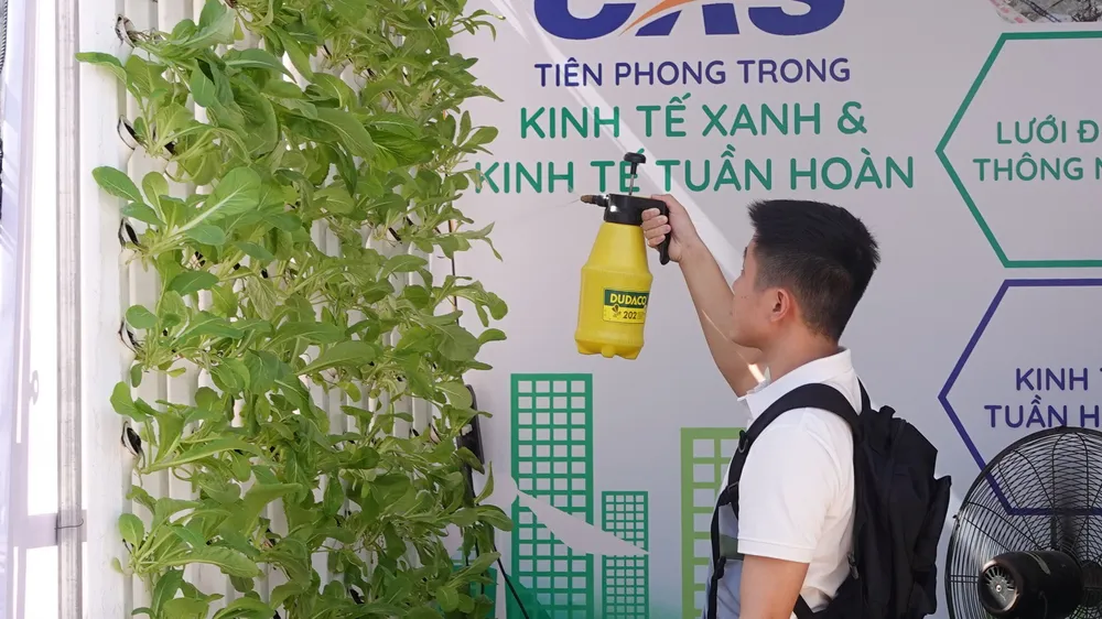 Một gian hàng về nông nghiệp công nghệ cao. Ảnh: XUÂN QUỲNH