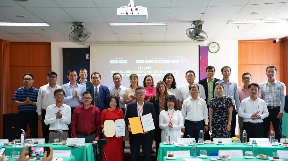 Đại học Đông Á (Đà Nẵng) và Làng Học sinh - sinh viên sáng tạo – Techfest Việt Nam ký kết thỏa thuận hợp tác phát triển hệ sinh thái đổi mới sáng tạo sinh viên. Ảnh: XUÂN QUỲNH
